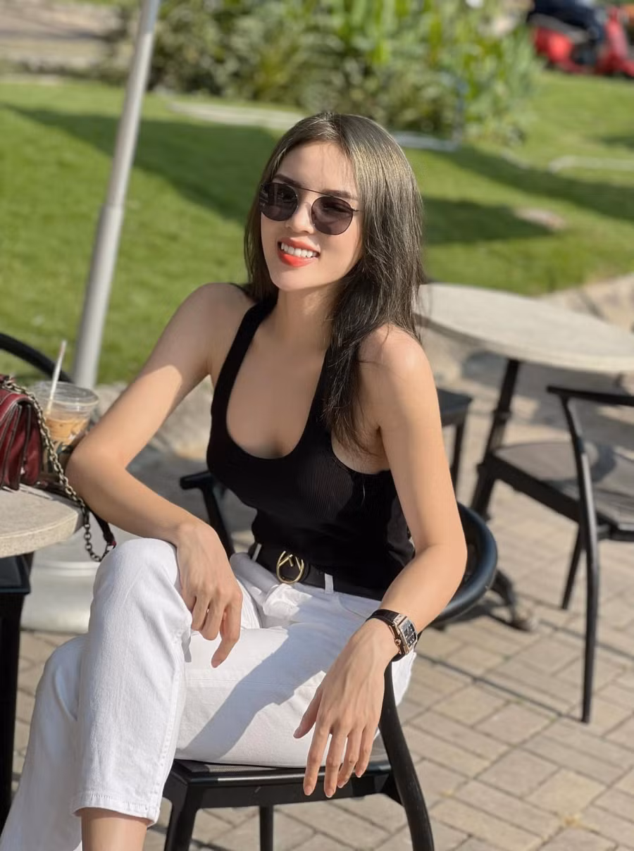 Kỳ Duyên có 10 năm theo đuổi nghệ thuật và định hình được phong cách thời trang. Trong cuộc sống đời thường, dù ăn diện giản dị hơn song người đẹp 9X vẫn toát lên vẻ sang trọng, quyến rũ. Nhiều người nhận xét Kỳ Duyên thăng hạng rõ rệt về nhan sắc so với thời đăng quang Hoa hậu Việt Nam 2014