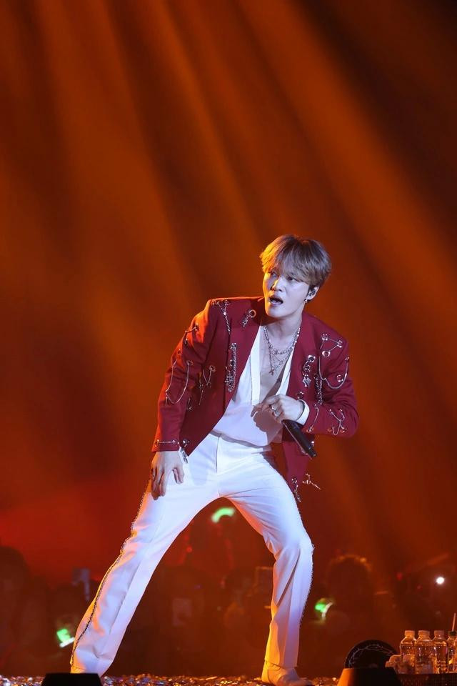 Ngôi sao xứ Hàn tiếp tục phô diễn sở trường hát live khi thể hiện 20 ca khúc trên sân khấu