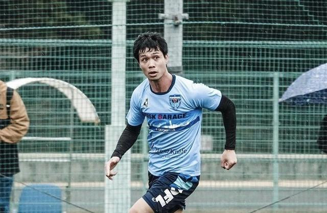 Công Phượng trong màu áo Yokohama FC Công Phượng trong màu áo Yokohama FC