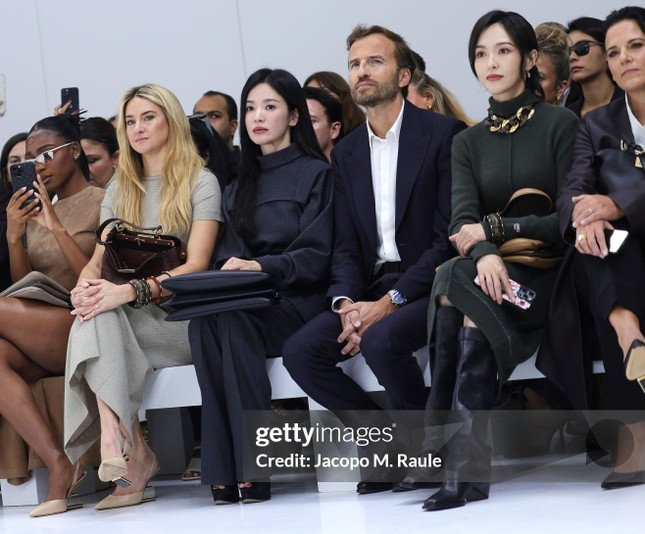 Tham dự show diễn, Song Hye Kyo diện set đồ màu đen thanh lịch, sang trọng đến từ nhà mốt Italia. Tham dự show diễn, Song Hye Kyo diện set đồ màu đen thanh lịch, sang trọng đến từ nhà mốt Italia.