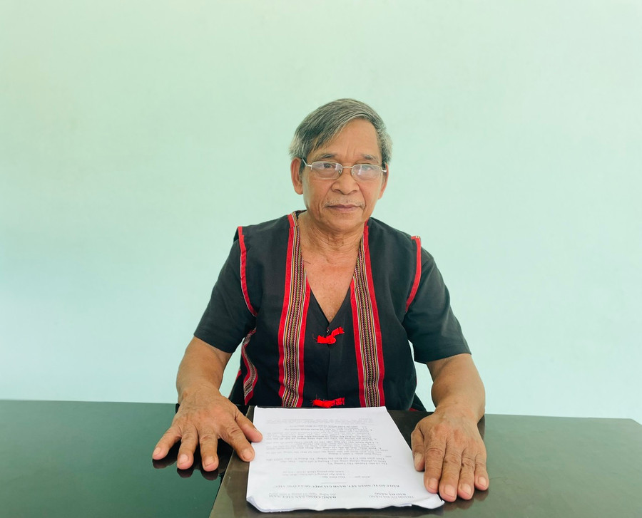 Ông ALăng Mỹ kể về tập tục sống du canh du cư của người Cơ tu. Ảnh: H.T.V