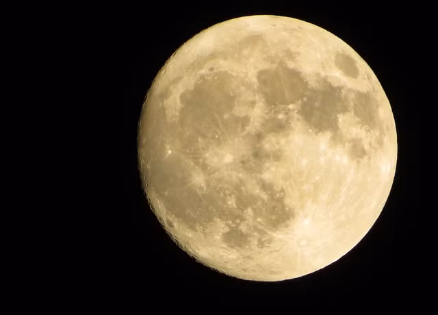 Siêu trăng đêm rằm tháng 8-2024 theo góc chụp từ TP HCM, với độ tròn hơn 99% giống như những gì bạn sẽ nhìn thấy vào đêm Trung thu 17-9 - Ảnh: ANH THƯ