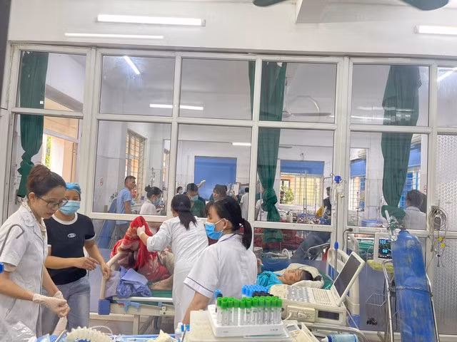 Các bác sĩ Bệnh viện Đa khoa huyện Bảo Yên cấp cứu người bệnh