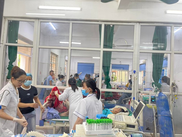 Các bác sĩ Bệnh viện Đa khoa huyện Bảo Yên cấp cứu người bệnh Các bác sĩ Bệnh viện Đa khoa huyện Bảo Yên cấp cứu người bệnh