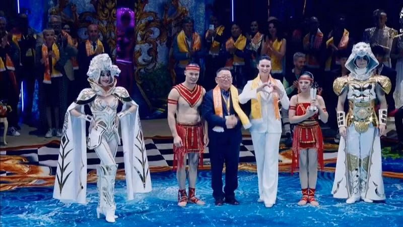 Trao giải bạc cho các nghệ sĩ Liên đoàn Xiếc Việt Nam tham dự Liên hoan. Ảnh nguồn NDO