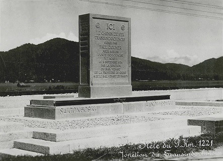 Bia đá lắp đặt tại km 1221 trên tuyến đường sắt Transindochinois ngày 1/10/1936. Ảnh: Tư liệu. Bia đá lắp đặt tại km 1221 trên tuyến đường sắt Transindochinois ngày 1/10/1936. Ảnh: Tư liệu.