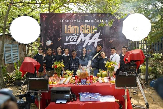 Đạo diễn Trung Lùn làm phim điện ảnh đầu tay, quy tụ dàn diễn viên kỳ cựu như Hữu Châu, Quang Minh, Lê Giang... Đạo diễn Trung Lùn làm phim điện ảnh đầu tay, quy tụ dàn diễn viên kỳ cựu như Hữu Châu, Quang Minh, Lê Giang...