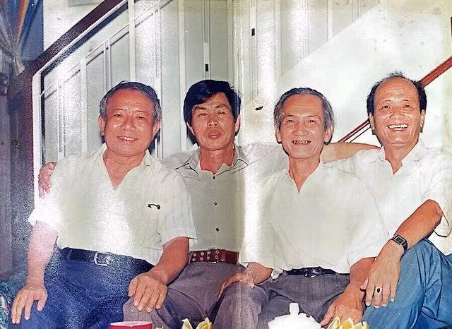 Từ trái qua: Capt. Nguyễn Mạnh Hà, Capt. Trần Khánh Dư, Capt. Nguyễn Văn Trưởng, cố thuyền trưởng Nguyễn Đình Từ