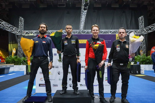 Trần Quyết Chiến (thứ 2 từ trái) lần thứ 3 đứng trên bục cao nhất tại đấu trường World Cup Trần Quyết Chiến (thứ 2 từ trái) lần thứ 3 đứng trên bục cao nhất tại đấu trường World Cup