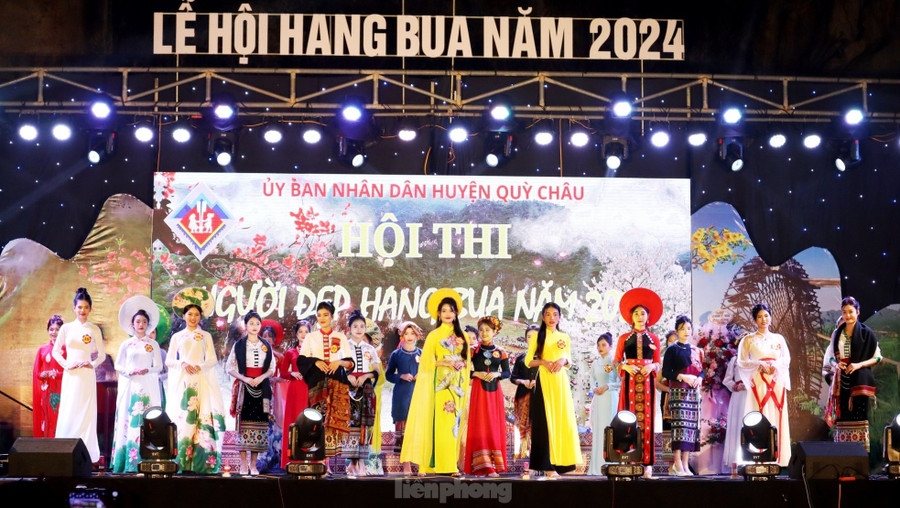 Nằm trong chuỗi các hoạt động Lễ hội Hang Bua năm 2024, tối 1/3 tại huyện Quỳ Châu, Nghệ An đã diễn ra vòng chung khảo trao giải cuộc thi Người đẹp Hang Bua. Cuộc thi được tổ chức với ý nghĩa tôn vinh vẻ đẹp của những “bông hoa núi rừng&quot; huyện Quỳ Châu.