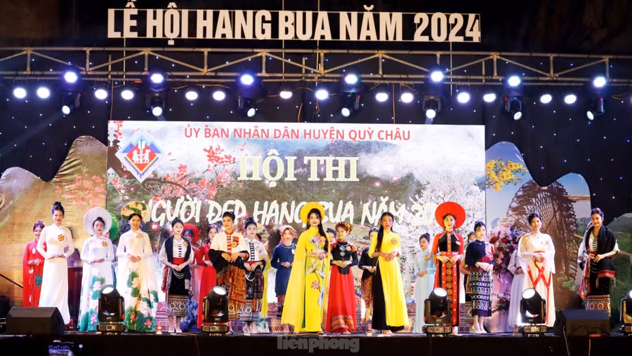 Nằm trong chuỗi các hoạt động Lễ hội Hang Bua năm 2024, tối 1/3 tại huyện Quỳ Châu, Nghệ An đã diễn ra vòng chung khảo trao giải cuộc thi Người đẹp Hang Bua. Cuộc thi được tổ chức với ý nghĩa tôn vinh vẻ đẹp của những “bông hoa núi rừng" huyện Quỳ Châu.