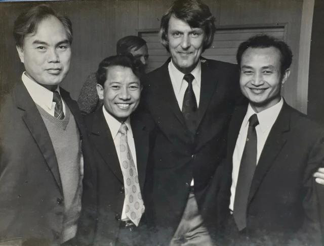 Nguyễn Mạnh Hà (thứ 2, từ trái qua) cùng đoàn cán bộ được giao theo dõi đóng mới tàu Ro-Ro Hậu Giang năm 1977 Nguyễn Mạnh Hà (thứ 2, từ trái qua) cùng đoàn cán bộ được giao theo dõi đóng mới tàu Ro-Ro Hậu Giang năm 1977