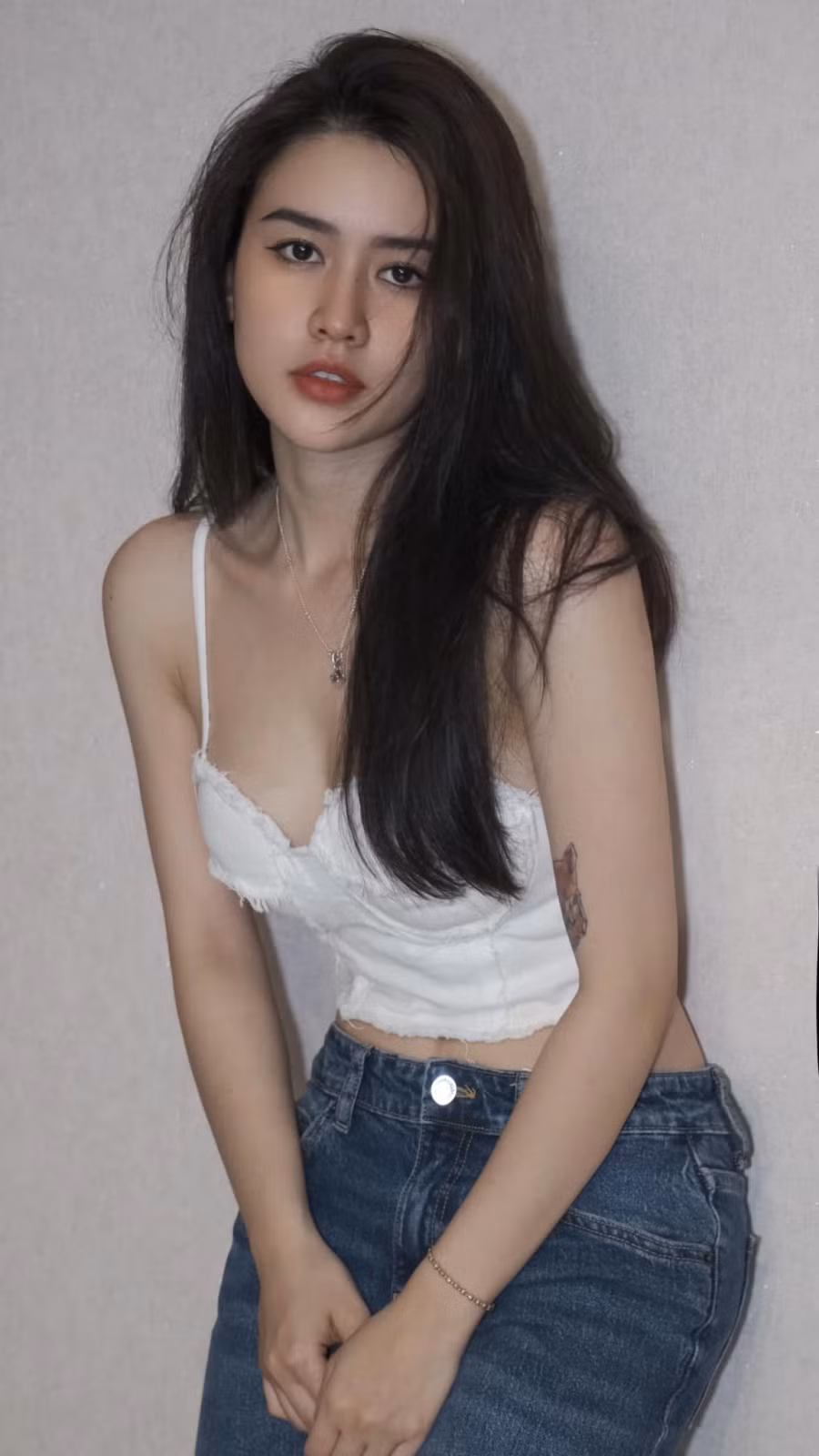 Vào tháng 3.2024, vai diễn lớn trong sự nghiệp của Quyên Qui trong phim Quý cô thừa kế 2 chính thức lên rạp khiến cô mong chờ. Người đẹp bật mí nhân vật mình đảm nhận là một tiểu thư chơi bời, ngoại hình gầy nên cô đã giảm cân cấp tốc để nhập vai. Quyên Qui cũng vượt qua nhiều nỗi sợ để hoàn thành các cảnh quay trong phim