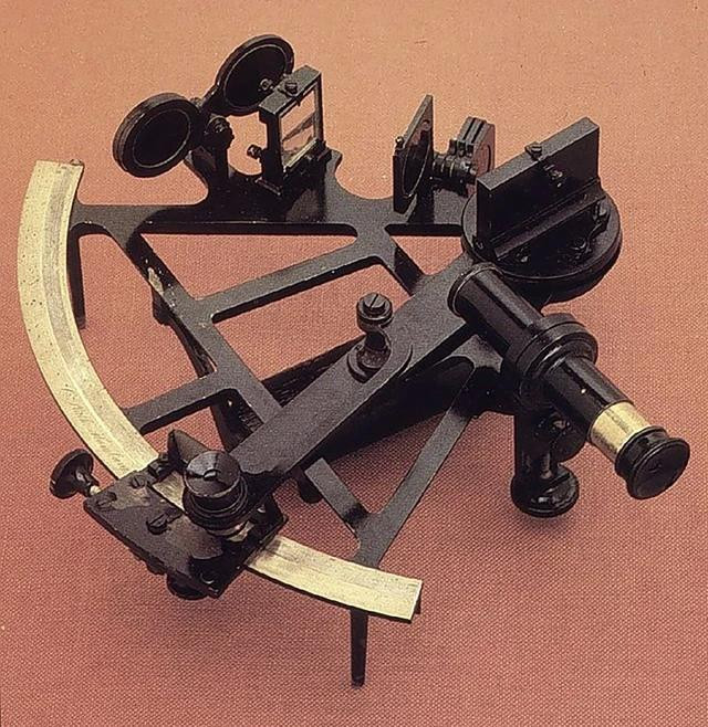 Dụng cụ đo hàng hải sextant để đo góc kẹp giữa thiên thể và đường chân trời, xác định vị trí của tàu tại thời điểm quan trắc Dụng cụ đo hàng hải sextant để đo góc kẹp giữa thiên thể và đường chân trời, xác định vị trí của tàu tại thời điểm quan trắc