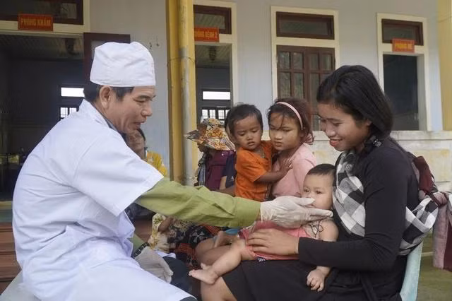 Y sĩ Vũ cưng nựng những em bé do chính tay mình đỡ đẻ