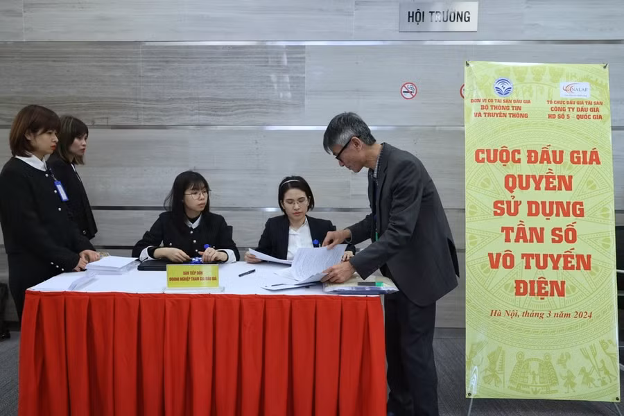 Các doanh nghiệp viễn thông tham gia đấu giá. (Ảnh: Lê Anh Dũng) Các doanh nghiệp viễn thông tham gia đấu giá. (Ảnh: Lê Anh Dũng)