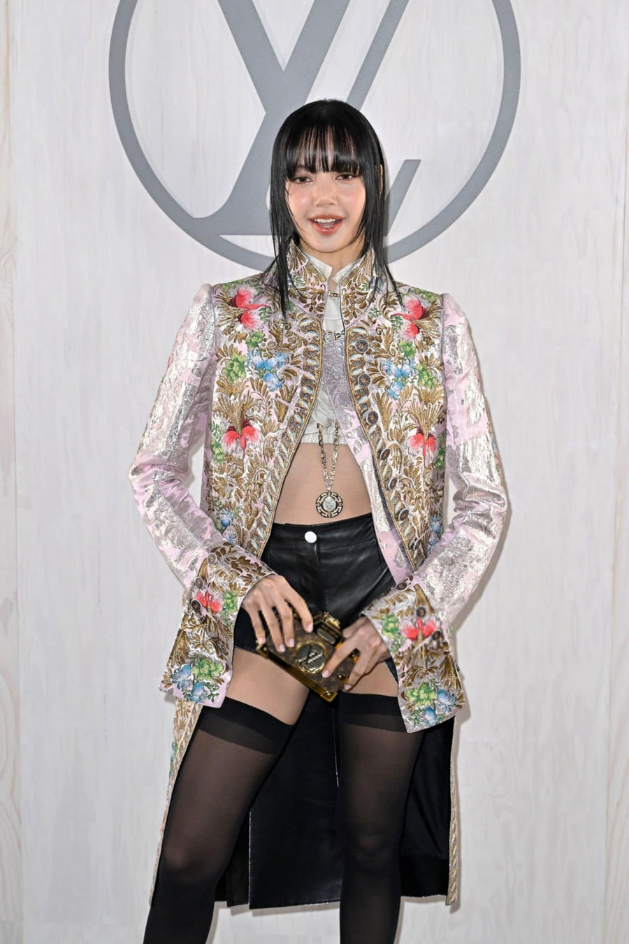 Mọi ánh mắt đều đổ dồn về Lisa (BlackPink) khi xuất tại buổi trình diễn Thu/Đông 2024 của Louis Vuitton thuộc khuôn khổ Tuần lễ thời trang Paris 2024. Điều này gây bất ngờ với fan với cách đó ít hôm nữ ca sĩ đang có mặt ở Singapore dự concert The Eras Tour của Taylor Swift. Mọi ánh mắt đều đổ dồn về Lisa (BlackPink) khi xuất tại buổi trình diễn Thu/Đông 2024 của Louis Vuitton thuộc khuôn khổ Tuần lễ thời trang Paris 2024. Điều này gây bất ngờ với fan với cách đó ít hôm nữ ca sĩ đang có mặt ở Singapore dự concert The Eras Tour của Taylor Swift.