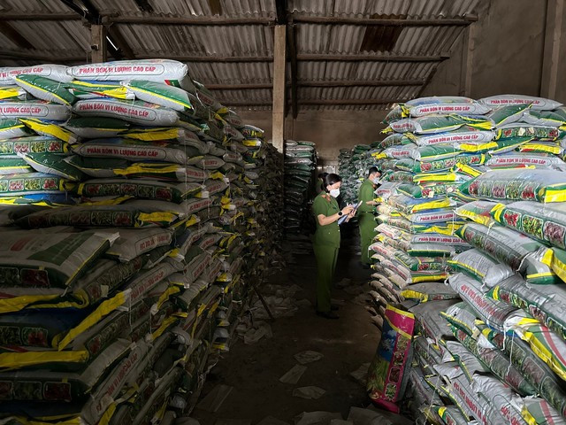 Công an kiểm tra số phân bón giả trong kho của Công ty TNHH MTV Việt Đức