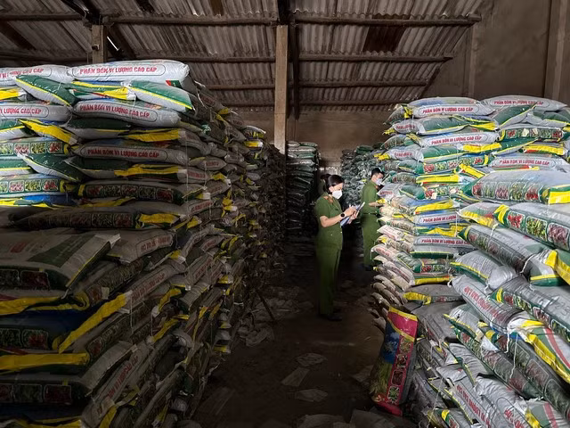 Công an kiểm tra số phân bón giả trong kho của Công ty TNHH MTV Việt Đức