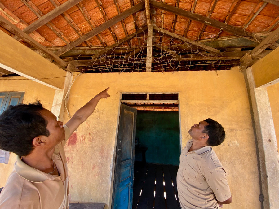 Căn nhà xây cho những người dân các làng tái định cư bị xuống cấp nghiêm trọng, không thể ở được. Ảnh: Hà Duy