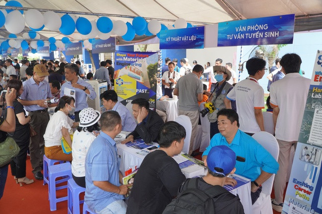 Văn phòng tư vấn tuyển sinh của các trường ĐH, CĐ thu hút nhiều phụ huynh