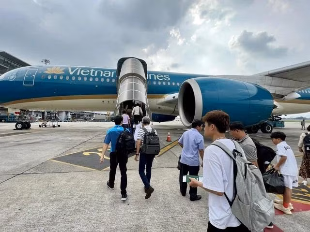 Giá vé máy bay tăng từ 1.3.2024 khiến các DN du lịch lo lắng. Trong ảnh: Hành khách lên máy bay tại sân bay Nội Bài, Hà Nội ngày 2.3