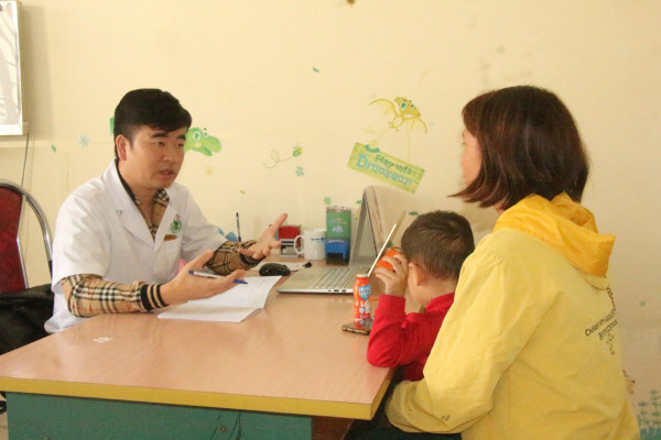 Trẻ mắc hội chứng tự kỷ, tăng động được bác sĩ Khoa Tâm thần kinh - Phục hồi chức năng, Bệnh viện Nhi Hải Dương thăm khám, tư vấn