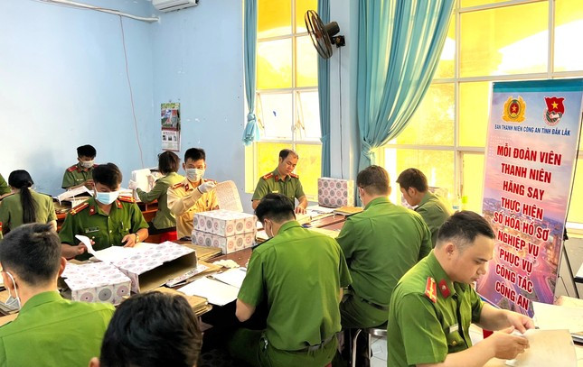 Hiện đại úy Thủy là Chủ nhiệm công trình thanh niên “Số hóa hồ sơ nghiệp vụ” phục vụ công tác Công an đang được triển khai. Chị cũng là 1 trong 100 cán bộ đoàn tiêu biểu toàn quốc được nhận giải thưởng Lý Tự Trọng năm 2024. Hiện đại úy Thủy là Chủ nhiệm công trình thanh niên “Số hóa hồ sơ nghiệp vụ” phục vụ công tác Công an đang được triển khai. Chị cũng là 1 trong 100 cán bộ đoàn tiêu biểu toàn quốc được nhận giải thưởng Lý Tự Trọng năm 2024.