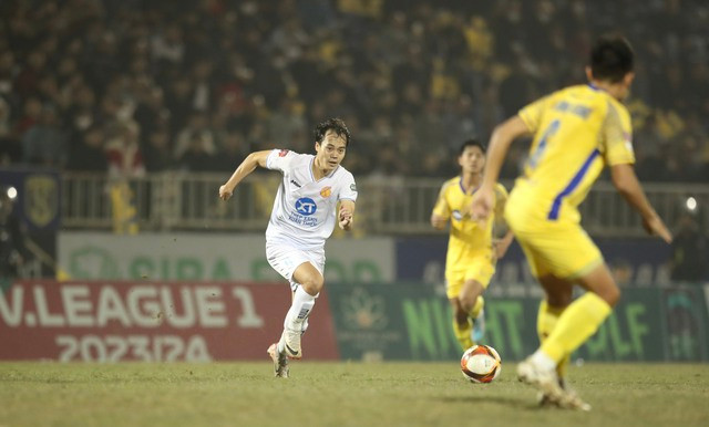 Văn Toàn chơi đầy nỗ lực trong hiệp 2