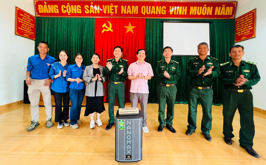 Chi Đoàn Báo Gia Lai tặng 1 bộ loa di động cho Đồn Biên phòng Ia Púch (huyện Chư Prông). Ảnh: M.N Chi Đoàn Báo Gia Lai tặng 1 bộ loa di động cho Đồn Biên phòng Ia Púch (huyện Chư Prông). Ảnh: M.N