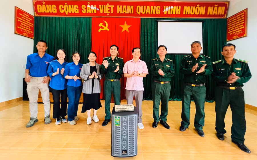 Chi Đoàn Báo Gia Lai tặng 1 bộ loa di động cho Đồn Biên phòng Ia Púch (huyện Chư Prông). Ảnh: M.N