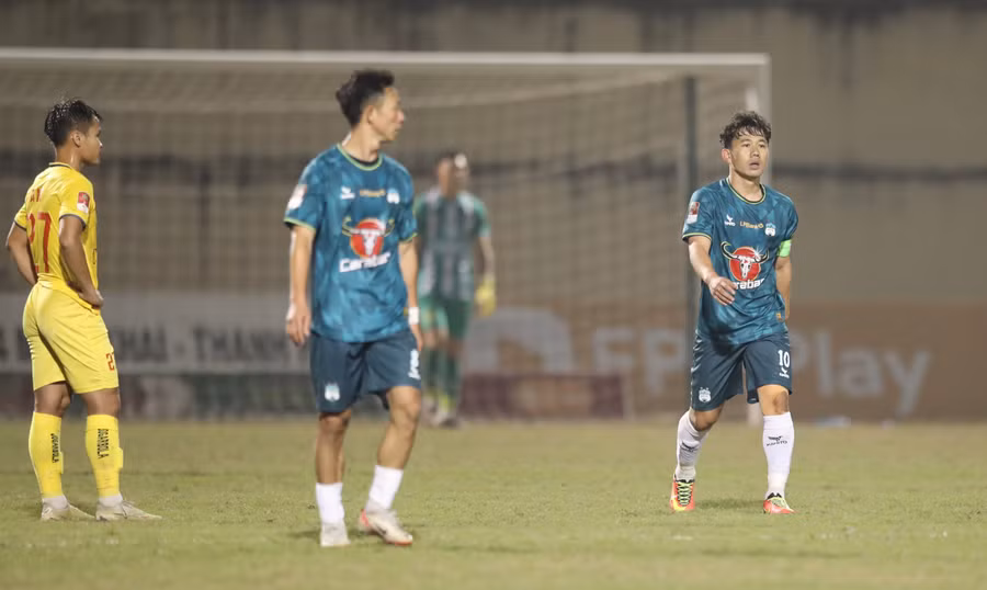 Minh Vương (bìa phải) đóng góp 1 pha lập công trong chiến thắng của HAGL