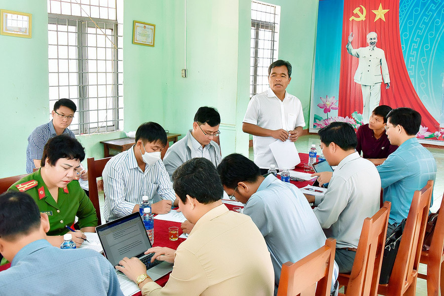 Bí thư Tỉnh ủy, Chủ tịch HĐND tỉnh Hồ Văn Niên phát biểu tại buổi sinh hoạt thường kỳ của Chi bộ làng Đê Kôn. Ảnh: Đức Thụy