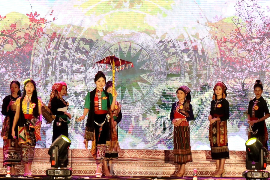 Phần thi trình diễn trang phục dân tộc. Trang phục của cộng đồng người Thái huyện Quỳ Châu được nhiều thí sinh lựa chọn trình diễn.