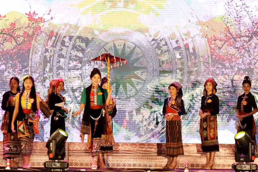 Phần thi trình diễn trang phục dân tộc. Trang phục của cộng đồng người Thái huyện Quỳ Châu được nhiều thí sinh lựa chọn trình diễn.