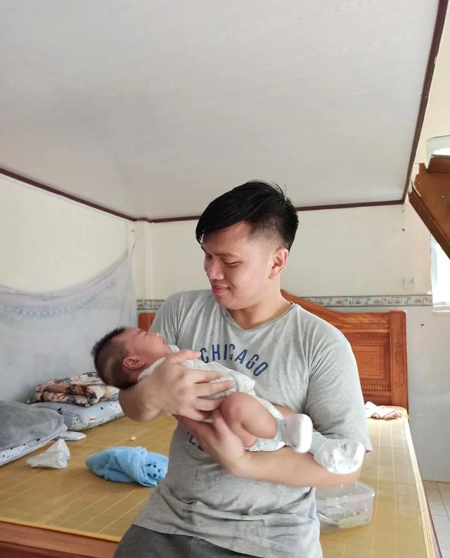 Anh Long đi chuyến biển về, con trai đầu lòng đã 2 tháng tuổi Anh Long đi chuyến biển về, con trai đầu lòng đã 2 tháng tuổi