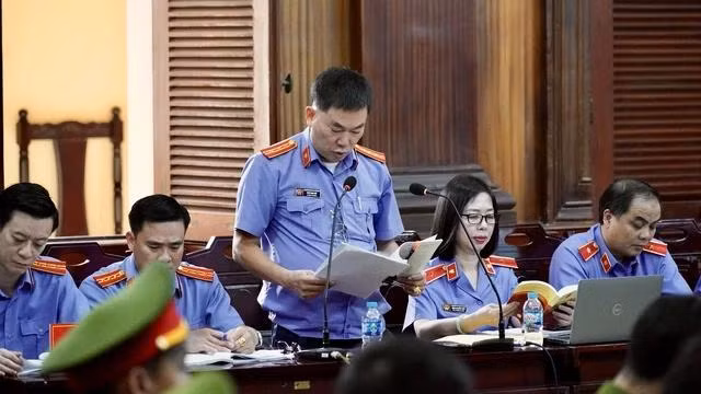 Kiểm sát viên Ngô Phạm Việt đọc cáo trạng. Trong vụ án Trương Mỹ Lan, có 10 kiểm sát viên của KSND tối cao và Viện KSND TP.HCM tham gia phiên tòa, gồm: ông Cao Anh Đức, ông Đặng Như Vĩnh, ông Vũ Mạnh Long, ông Vũ Tất Ba, bà Nguyễn Thị Hồng Vân, bà Đặng Thị Hồng Thủy, ông Lưu Hoàng Tuấn, ông Nguyễn Đức Long, ông Ngô Phạm Việt, ông Nguyễn Hồng Hiệp.