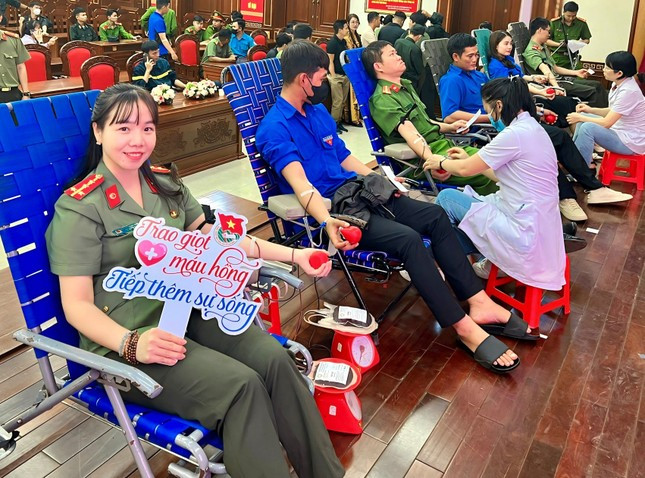 Với vai trò Chủ nhiệm Câu lạc bộ “Giọt Hồng”, đại úy Nguyễn Thanh Thủy - Phó ban Thanh niên Công an tỉnh Đắk Lắk tham mưu tổ chức định kỳ nhiều đợt hiến máu tình nguyện. Bản thân đại úy Thủy đã có trên 10 lần tham gia hiến máu. Với vai trò Chủ nhiệm Câu lạc bộ “Giọt Hồng”, đại úy Nguyễn Thanh Thủy - Phó ban Thanh niên Công an tỉnh Đắk Lắk tham mưu tổ chức định kỳ nhiều đợt hiến máu tình nguyện. Bản thân đại úy Thủy đã có trên 10 lần tham gia hiến máu.