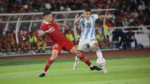 Shayne Pattynama (trái) được đánh giá là sự bổ sung sáng giá bên hành lang trái đội tuyển Indonesia Shayne Pattynama (trái) được đánh giá là sự bổ sung sáng giá bên hành lang trái đội tuyển Indonesia