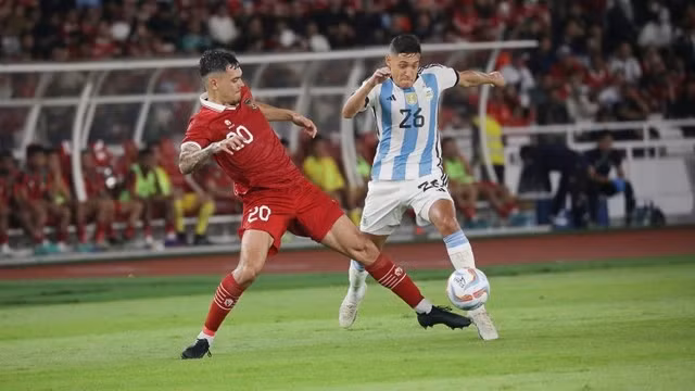 Shayne Pattynama (trái) được đánh giá là sự bổ sung sáng giá bên hành lang trái đội tuyển Indonesia