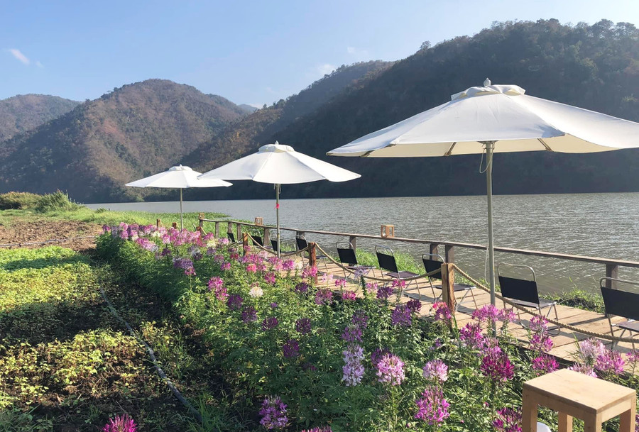 Địa điểm uống cà phê bên bờ sông Ba được gọi ví von là "view biển". Ảnh: Văn Ngọc Địa điểm uống cà phê bên bờ sông Ba được gọi ví von là "view biển". Ảnh: Văn Ngọc