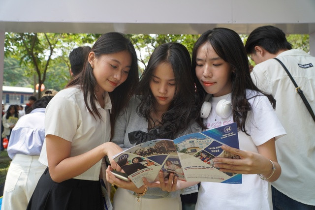 Học sinh tìm hiểu về các chương trình Đại học