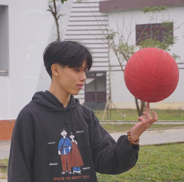 Phan Phước Lam King là sinh viên Trường ĐH Bách khoa Đà Nẵng, anh có niềm đam mê đặc biệt với bóng rổ