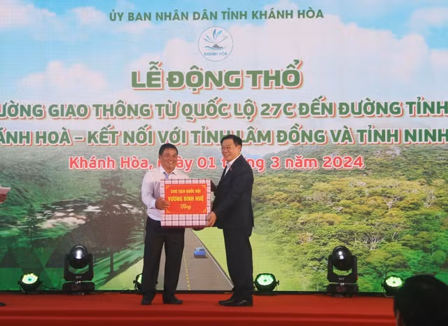 Chủ tịch Quốc hội Vương Đình Huệ tặng quà chủ đầu tư Dự án Đường giao thông từ Quốc lộ 27C đến đường tỉnh ĐT.656 – kết nối với tỉnh Lâm Đồng và tỉnh Ninh Thuận