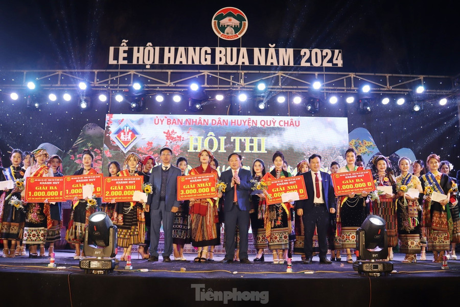 Ban tổ chức trao giải cho các người đẹp.