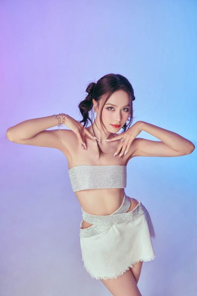 Ngọc Hằng còn sở hữu nhiều tài năng khác như: ca hát, vũ đạo và kỹ năng dẫn chương trình. Cô nhiều lần thể hiện tài lẻ ở các sự kiện, chương trình và được khán giả đánh giá cao. Bên cạnh đó, cô nàng cũng tạo ra nhiều video triệu views về ca hát, nhảy trên nền tảng mạng xã hội. (Ảnh: CTV/Vietnam+)