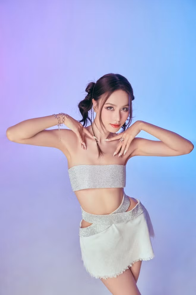 Ngọc Hằng còn sở hữu nhiều tài năng khác như: ca hát, vũ đạo và kỹ năng dẫn chương trình. Cô nhiều lần thể hiện tài lẻ ở các sự kiện, chương trình và được khán giả đánh giá cao. Bên cạnh đó, cô nàng cũng tạo ra nhiều video triệu views về ca hát, nhảy trên nền tảng mạng xã hội. (Ảnh: CTV/Vietnam+)