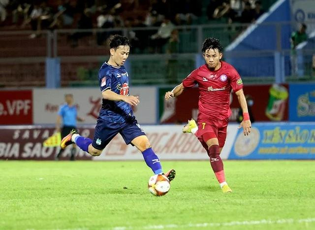 Minh Vương (trái) cùng CLB HAGL dễ sa lầy trên sân Thanh Hóa Minh Vương (trái) cùng CLB HAGL dễ sa lầy trên sân Thanh Hóa