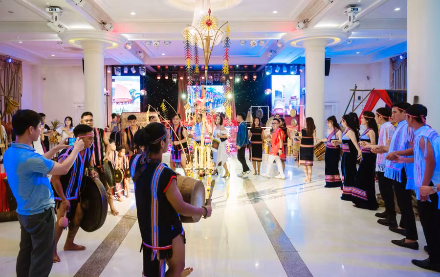 Phần trình diễn của đội nghệ nhân cồng chiêng TP. Pleiku (ảnh nhân vật cung cấp).