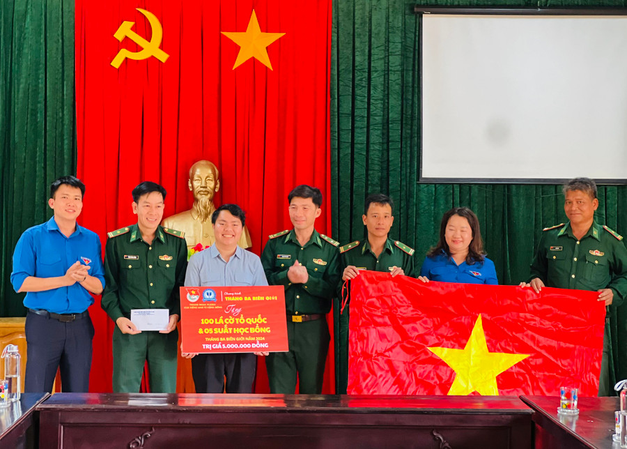 Thành Đoàn Pleiku, Câu lạc bộ Tiếng Anh vì cộng đồng tỉnh Bình Dương tặng 100 lá cờ Tổ quốc cho Đồn Biên phòng Ia Púch. Ảnh: P.L Thành Đoàn Pleiku, Câu lạc bộ Tiếng Anh vì cộng đồng tỉnh Bình Dương tặng 100 lá cờ Tổ quốc cho Đồn Biên phòng Ia Púch. Ảnh: P.L